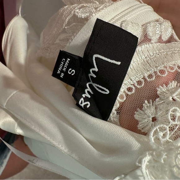 White satin dress with lace backing - Picture 3 of 3